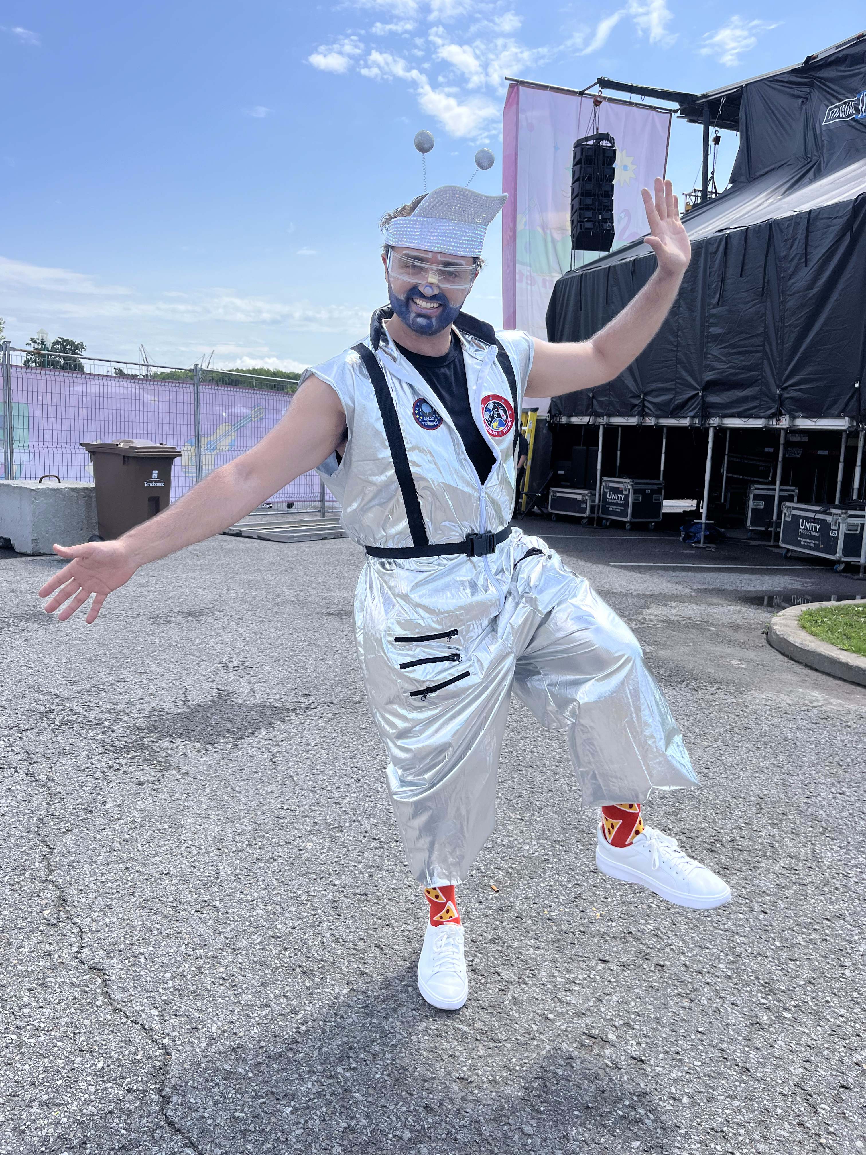 Dominic en personnage astronaute