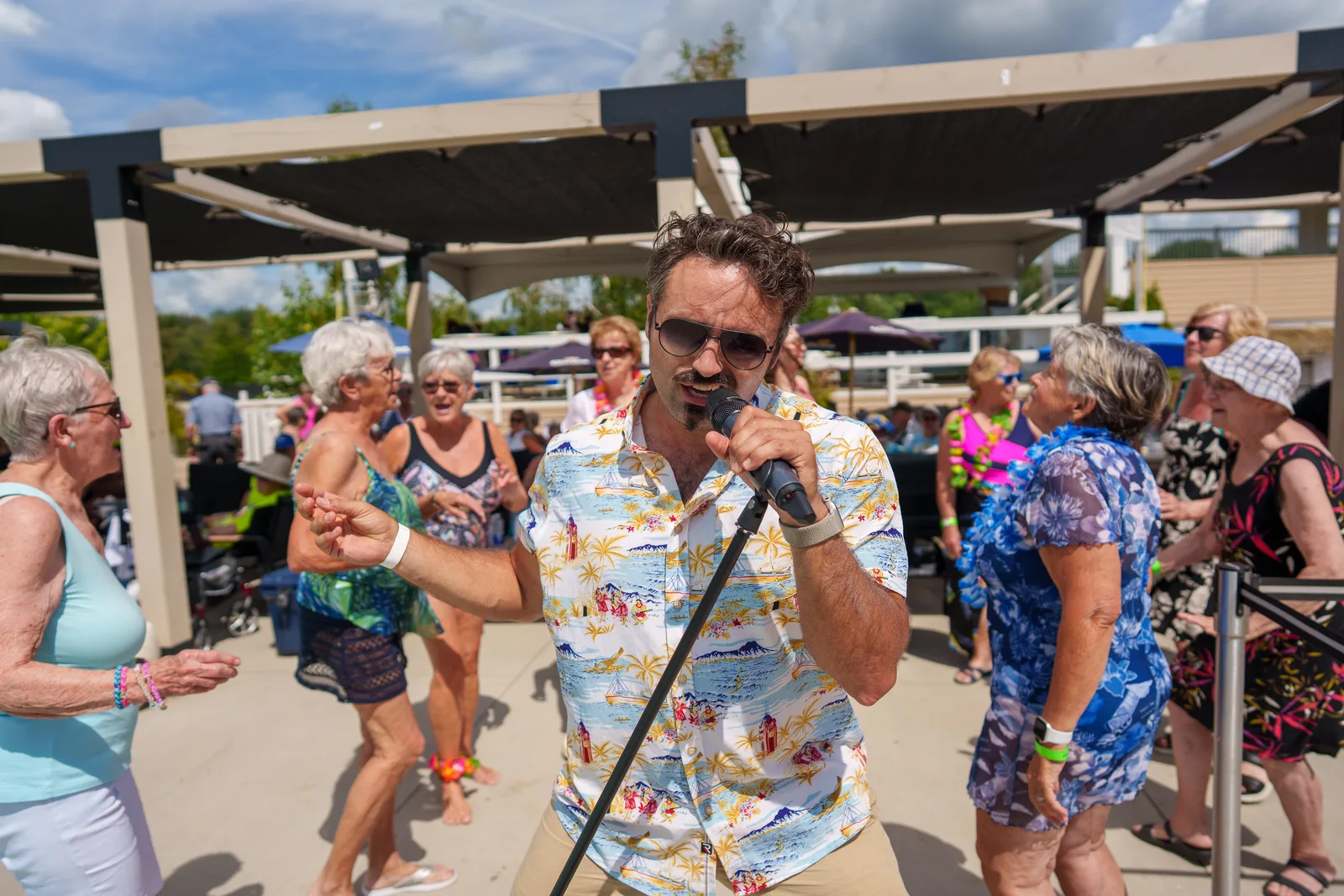 Dominic St-Laurent chante au milieu d'aînés qui dansent, au Beach Club