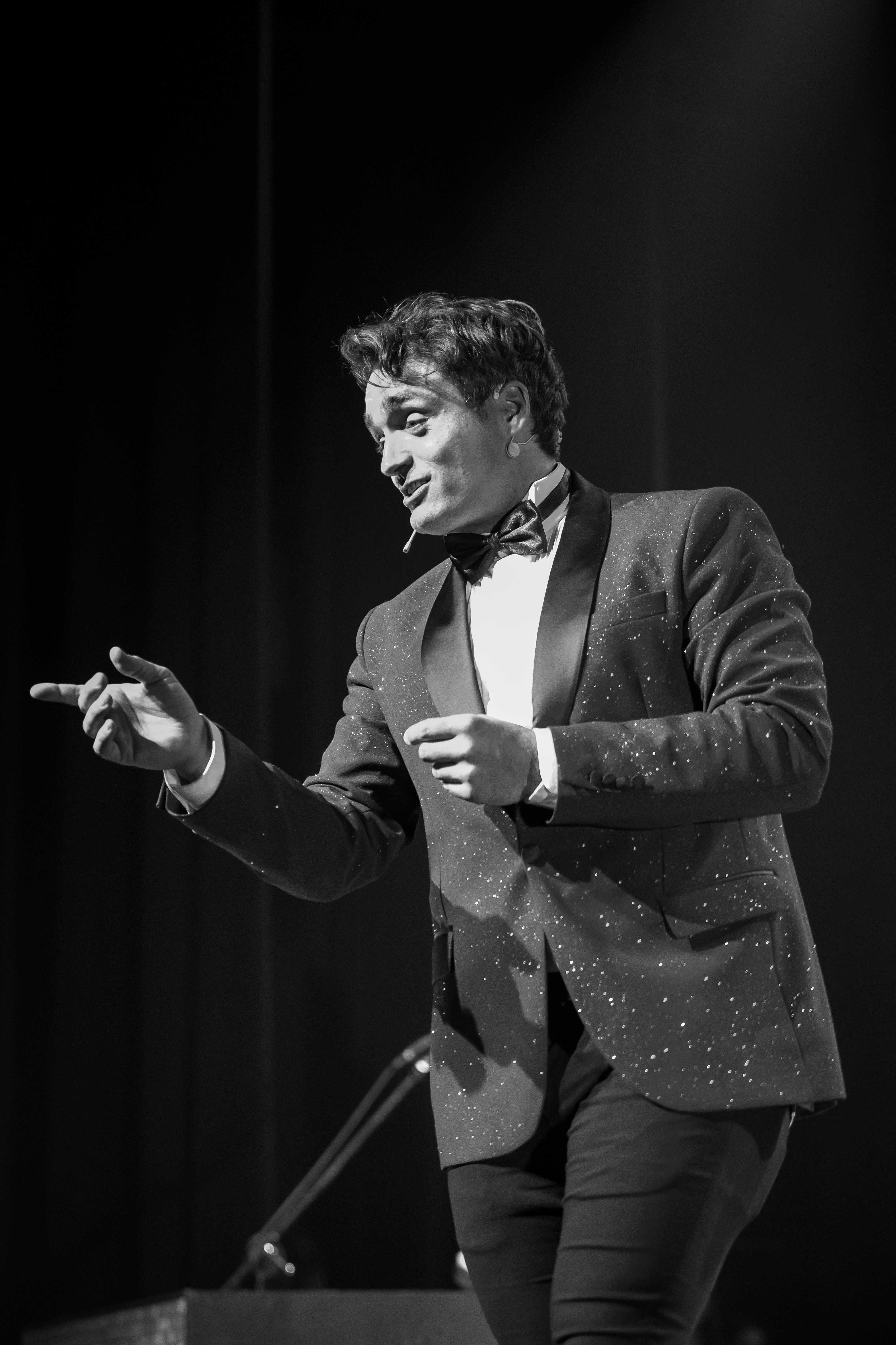 Dominic en maître de cérémonie