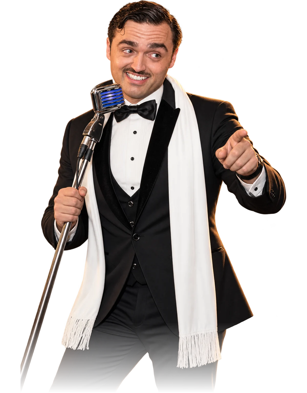 Dominic en crooner, foulard blanc et micro rétro