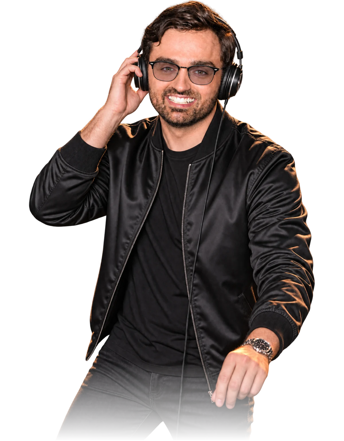 Dominic en DJ, écouteurs et lunettes fumées